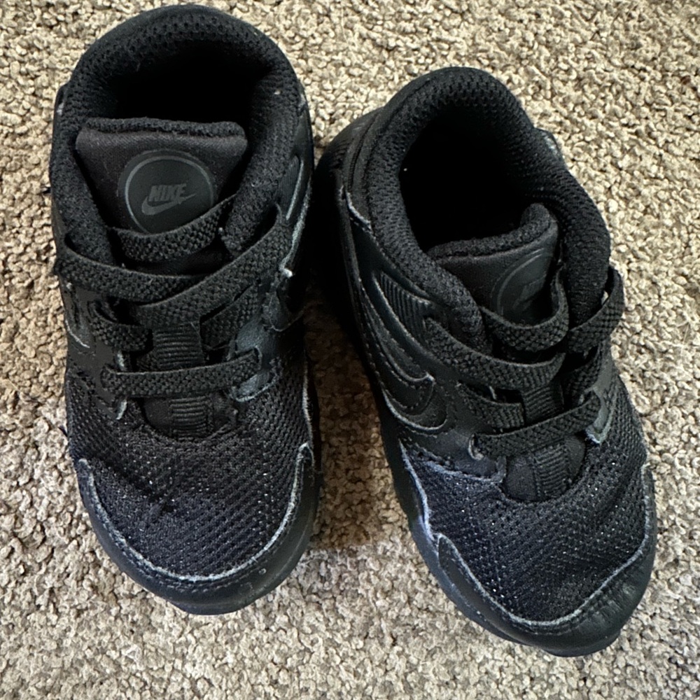 Toddler Black Nike Shoes size 6C